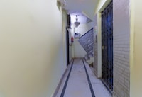 Hotel O Home Cozy Studio Collage Square Hotel Maya International Near St. Thomas's Church