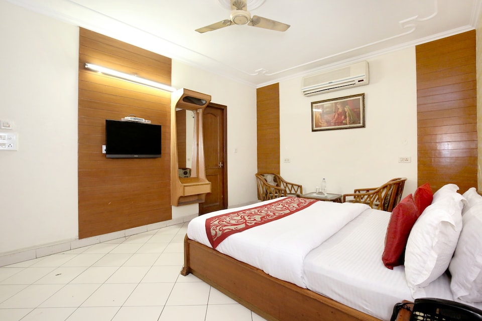 OYO Hotel Paradise, Madhya Marg Chandigarh, Chandigarh