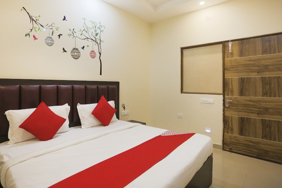 OYO Crown Inn, Noida Expressway SEZ, Noida