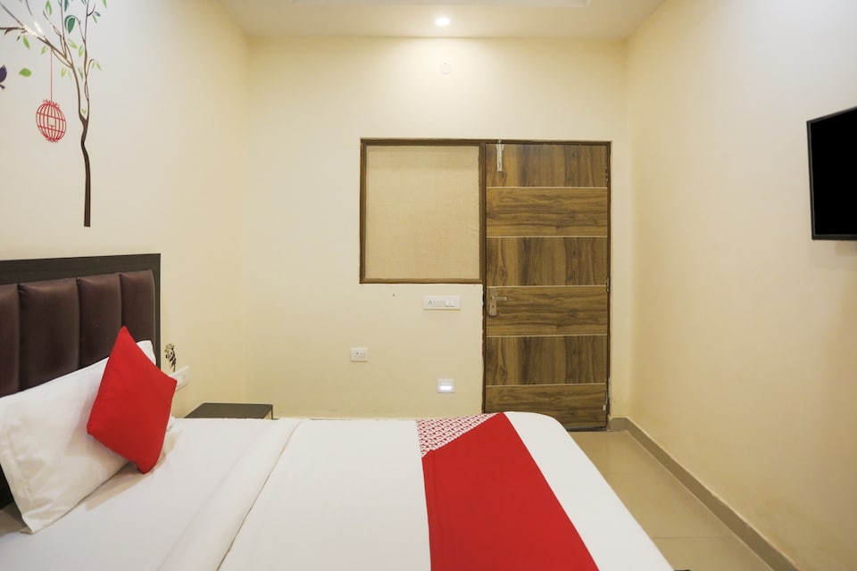 OYO Crown Inn, Noida Expressway SEZ, Noida