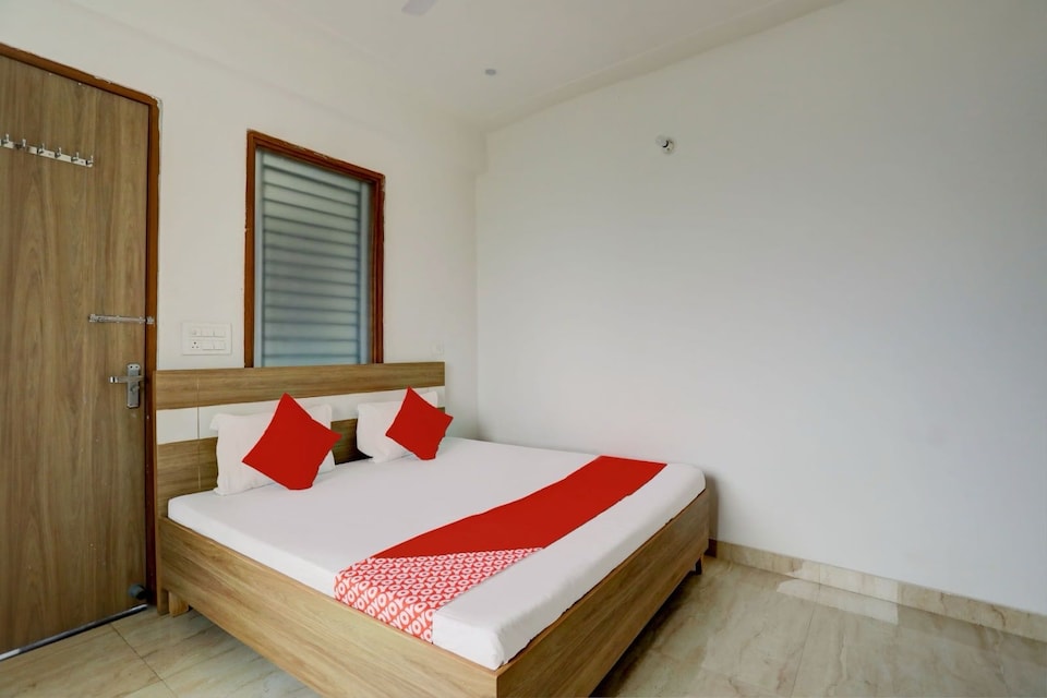 Super Collection O Sangareddy Ragas Grand, Banke Bihari Mandir Vrindavan, Vrindavan