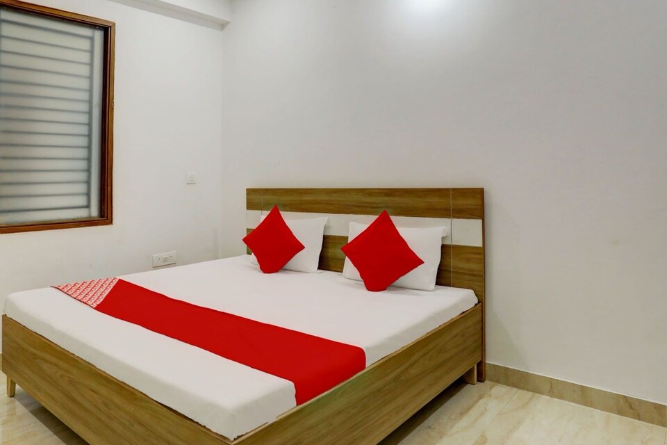 Super Collection O Sangareddy Ragas Grand, Banke Bihari Mandir Vrindavan, Vrindavan