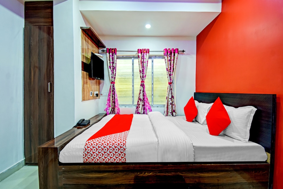 Hotel O White Stone Hospitality, VIP Road Kolkata, Kolkata