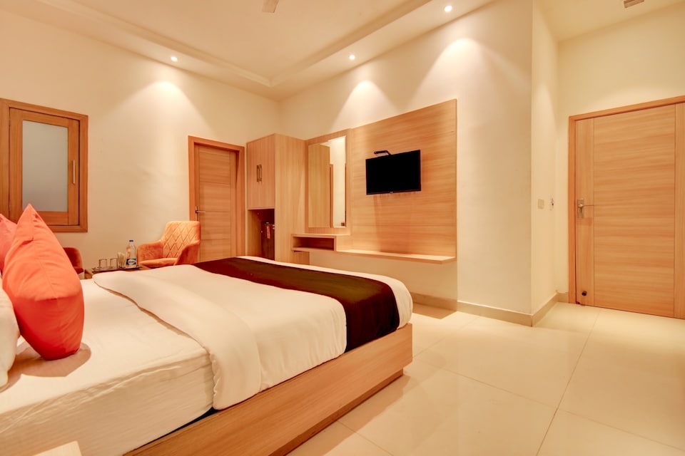 Capital O ASR434 Hotel Golden Feather, Golden Avenue, अमृतसर