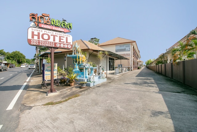 OYO 75390 Sunee Place Hotel 