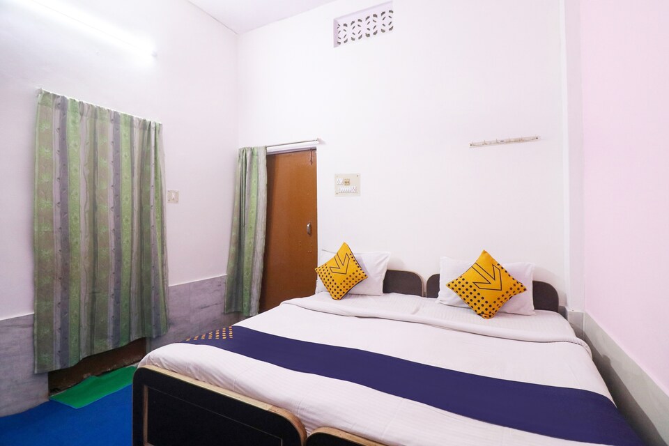 SPOT ON Poorangiri Aashram, Godowlia, Varanasi