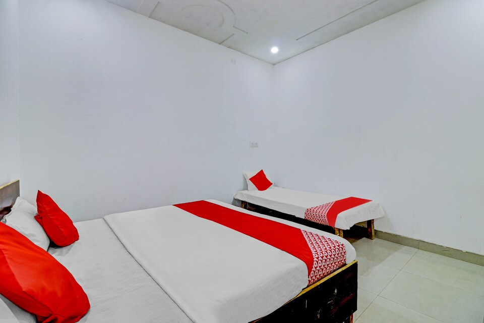 OYO 78521 Kunj Gali Shri Kaka Ji Dham, Iskcon Vrindavan, Vrindavan