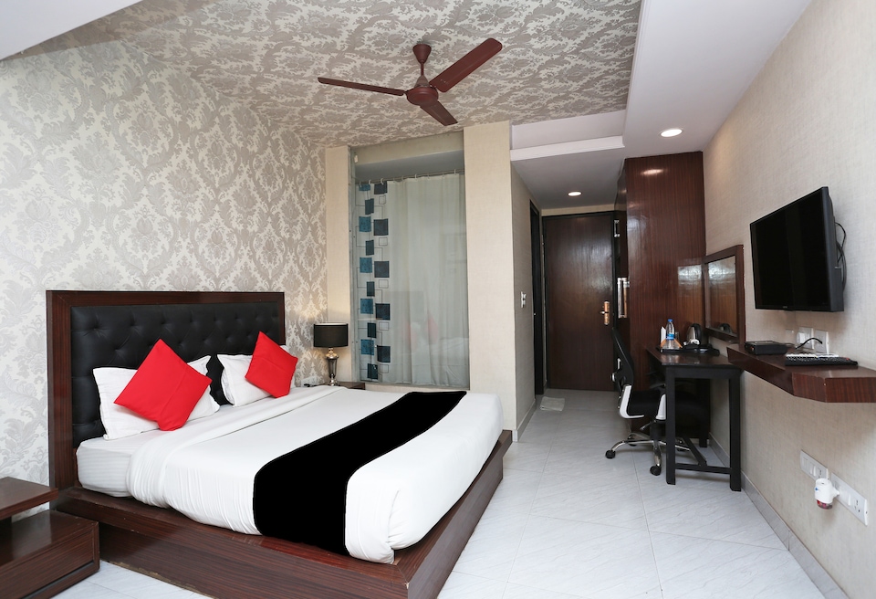 Capital O 32418 Hotel White Castle, Noida Expressway SEZ, Noida