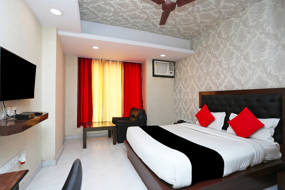 Capital O 32418 Hotel White Castle, Noida Expressway SEZ, Noida