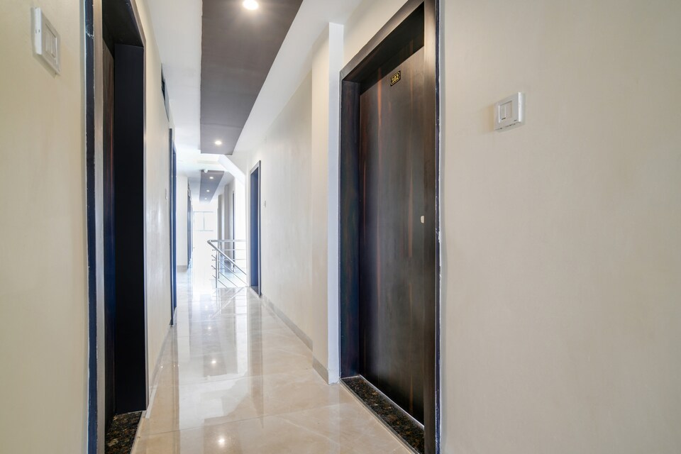 Capital O IND689 Hotel Paradise Blue, Airport Road - Indore, Indore