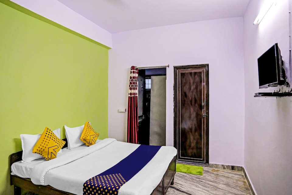 RAJ HOTEL VIP, Noida City, Noida