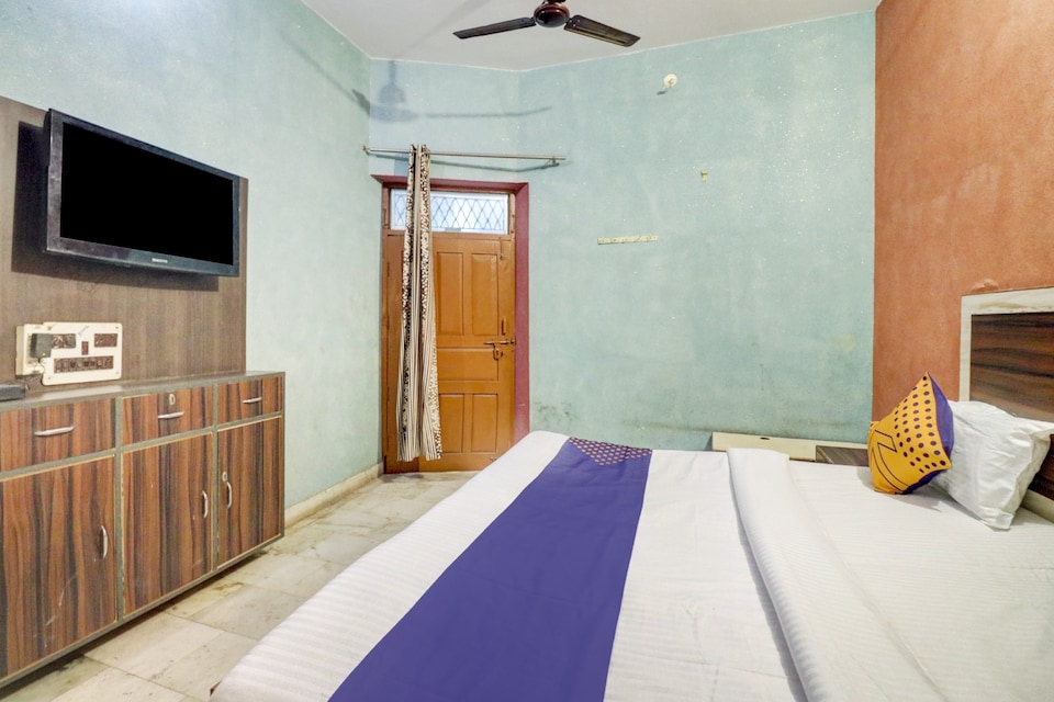 OYO 78856 Hotel Highway, G L A University Vrindavan, Vrindavan