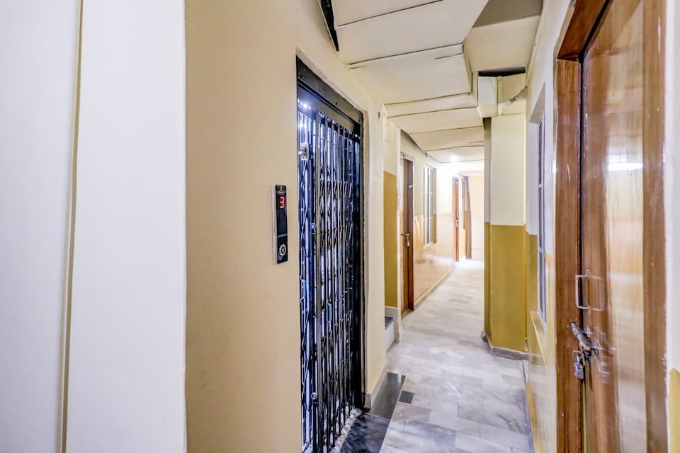 OYO 78862 Hotel M K, Godowlia, Varanasi