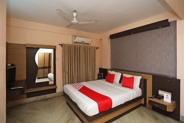 OYO Seacom Inn Purbadiganta Near Acropolis Mall