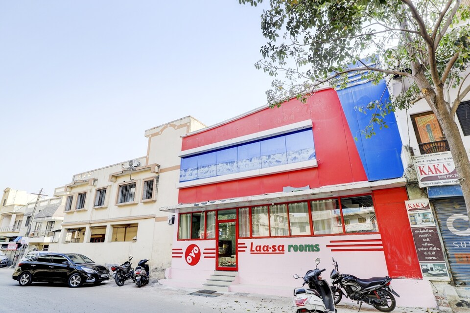 OYO Flagship 79145 Laa-Sa Rooms, Surat Railway Station, सूरत