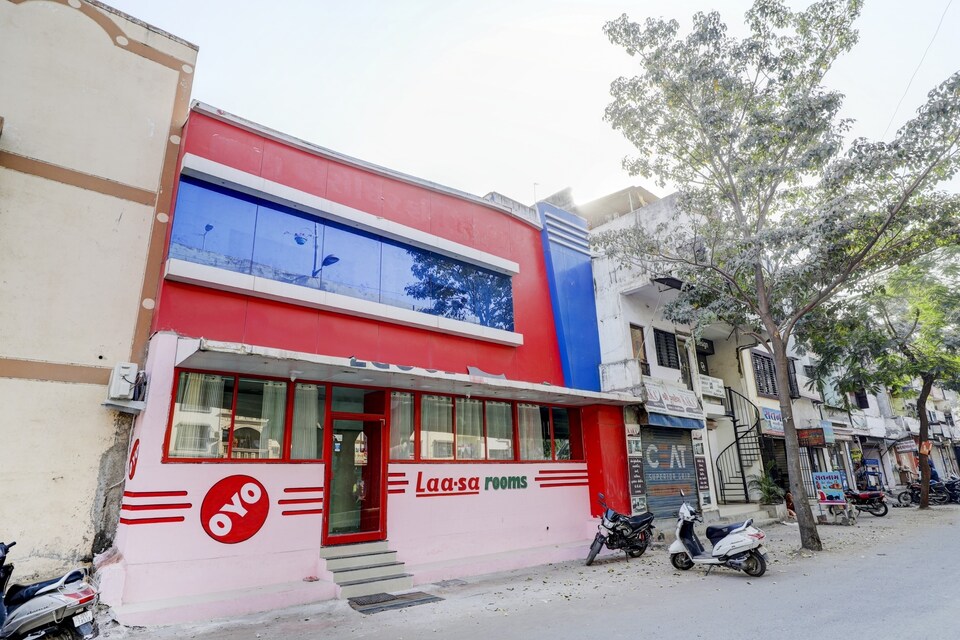OYO Flagship 79145 Laa-Sa Rooms, Surat Railway Station, सूरत