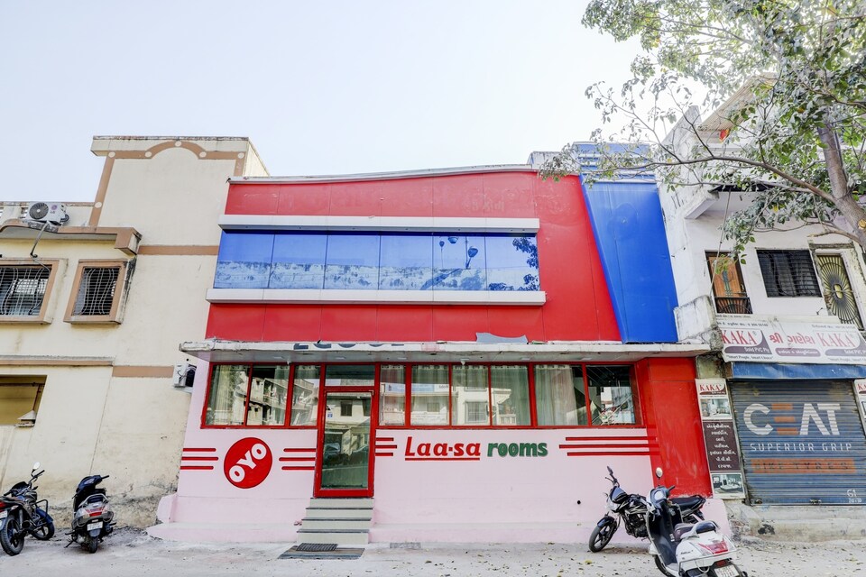 OYO Flagship 79145 Laa-Sa Rooms, Surat Railway Station, सूरत