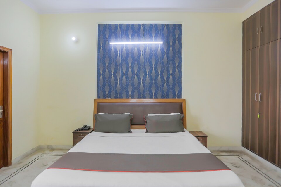OYO 79157 Collection O Royal Grand Inn, Noida City, Noida