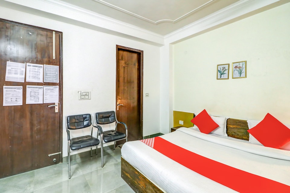 OYO DEL3037 Yes Plazza, Chhatarpur Delhi, Delhi