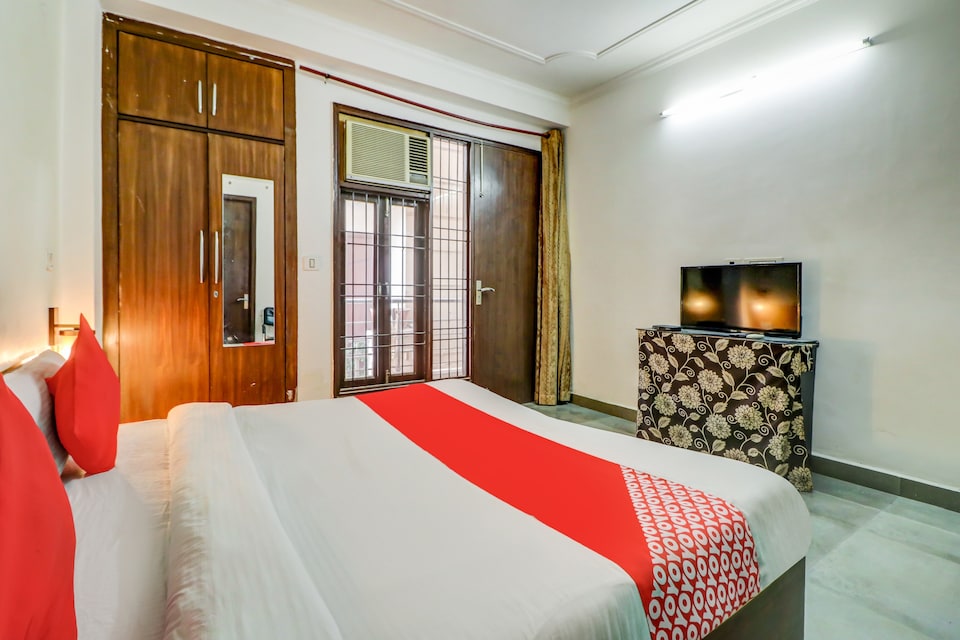 OYO DEL3037 Yes Plazza, Chhatarpur Delhi, Delhi