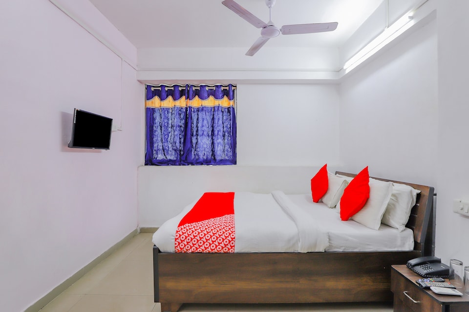 OYO 79236 Hotel Laksh, Textile Market Surat, Surat