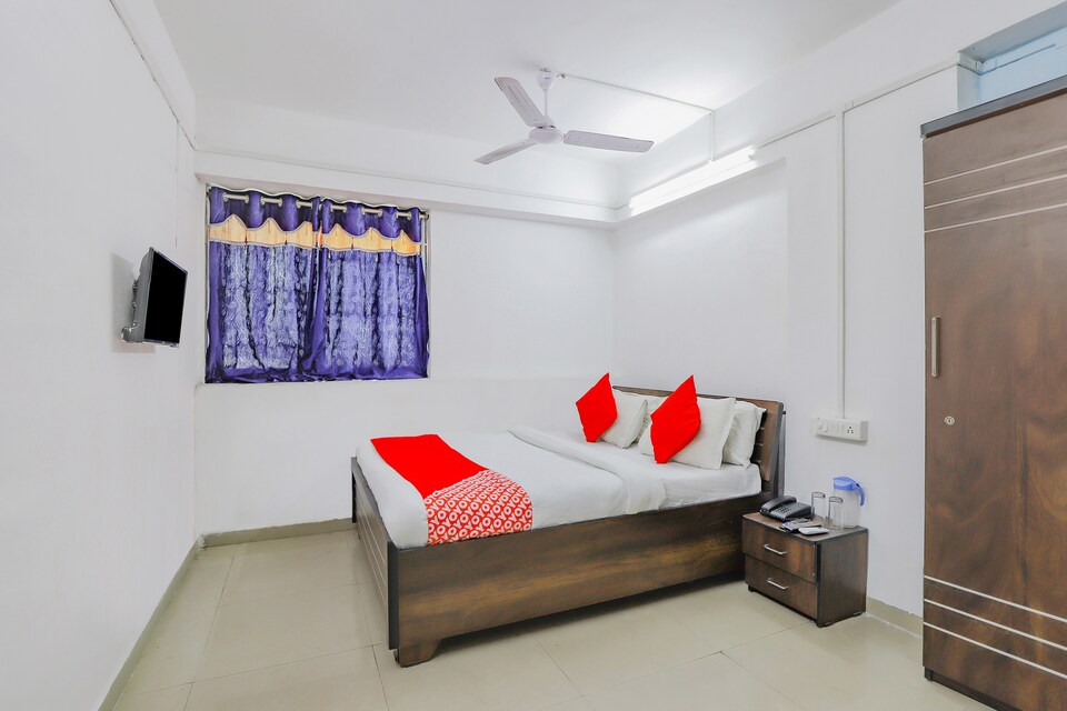 OYO 79236 Hotel Laksh, Textile Market Surat, Surat
