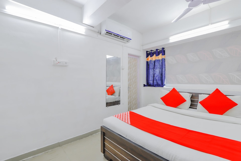 OYO 79236 Hotel Laksh, Textile Market Surat, Surat
