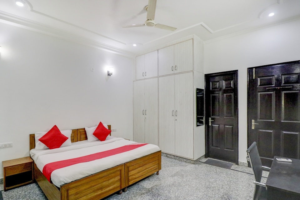 OYO 79248 Hotel Rising Stay, Medanta, Gurgaon