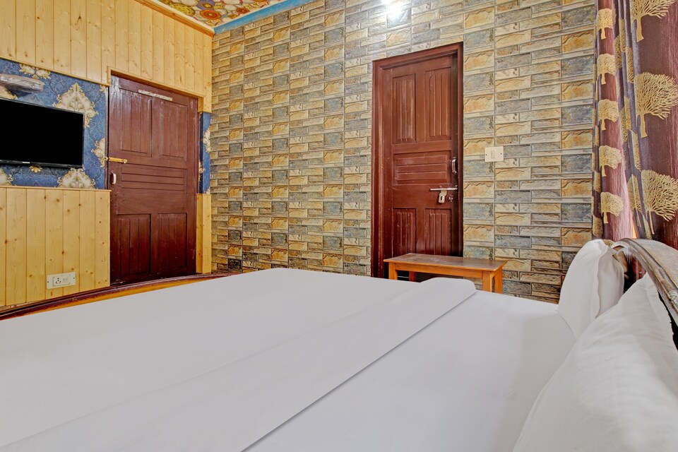 OYO Hotel Nissar, Dalgate Srinagar, Srinagar