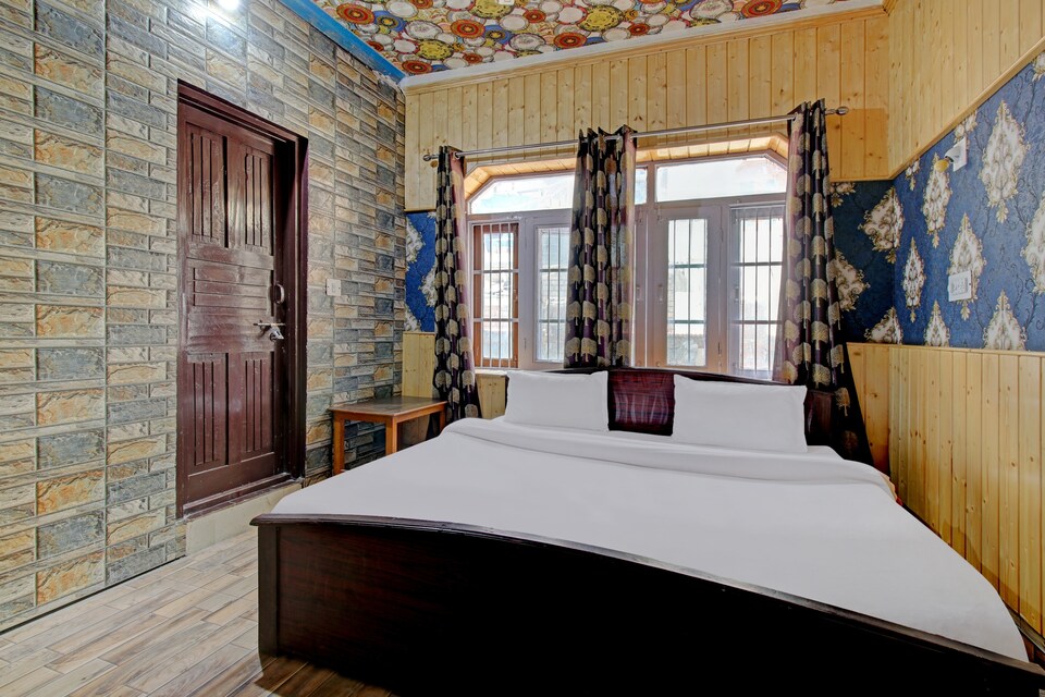 OYO Hotel Nissar, Dalgate Srinagar, Srinagar