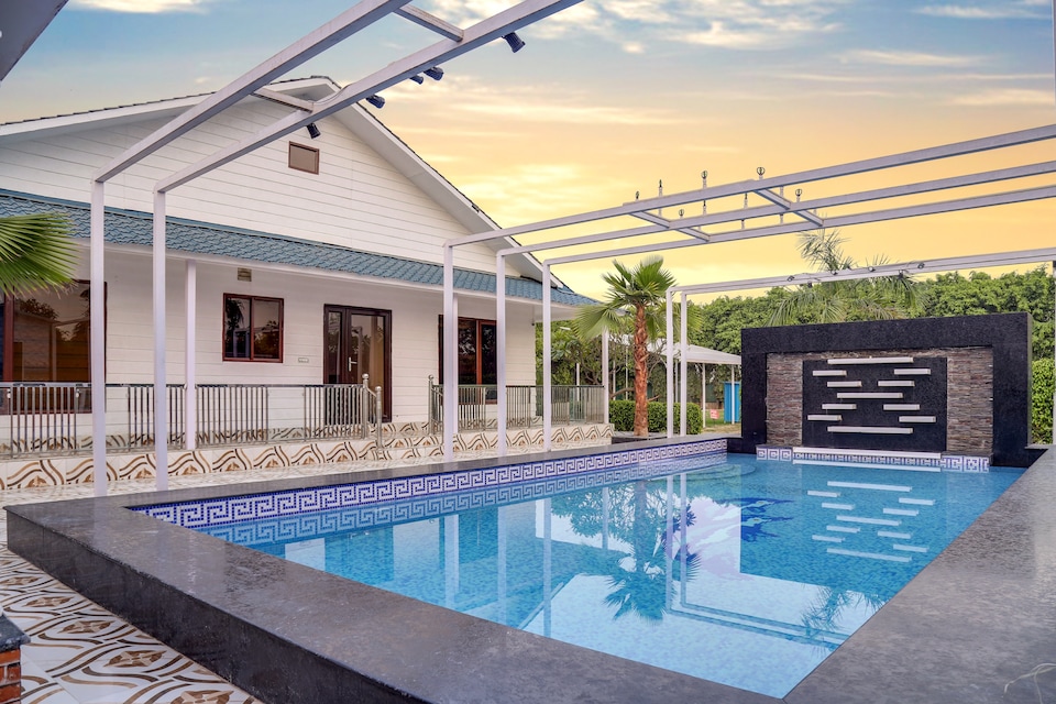 Belvilla Premium Farm-stay with private pool, Noida Expressway SEZ, Noida