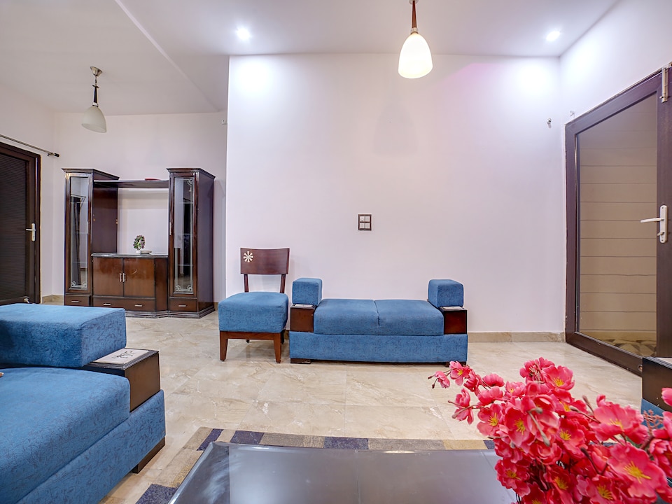Belvilla Premium Farm-stay with private pool, Noida Expressway SEZ, Noida