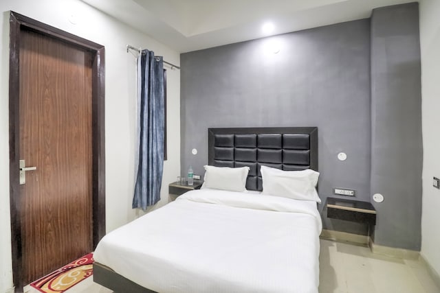 Collection O Mahavir Enclave Near Dashrath Puri Metro Station