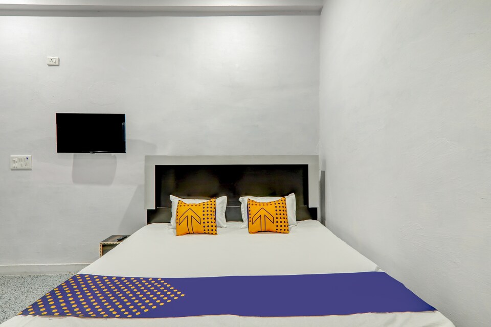 SPOT ON 79385 Hotel Kamla, Jhusi, Prayagraj