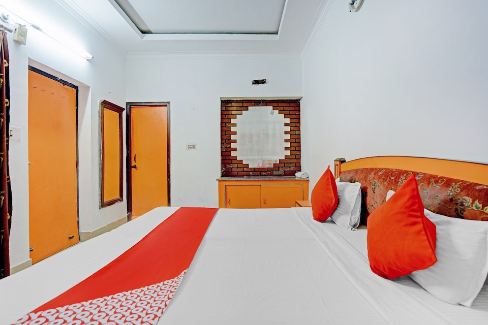 OYO 79510 Hotel Samrat, Dehradun Railway Station, Dehradun