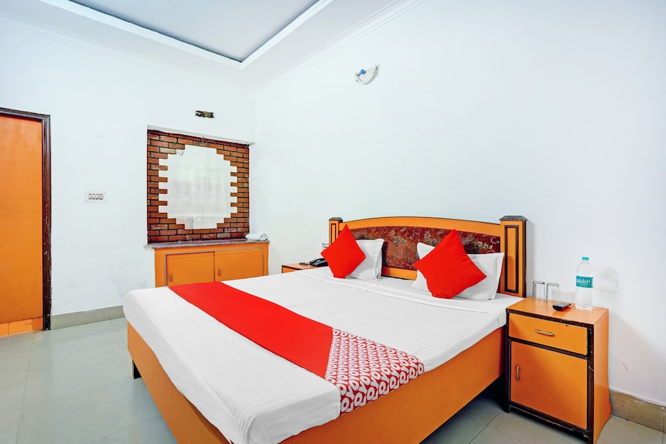 OYO 79510 Hotel Samrat, Dehradun Railway Station, Dehradun