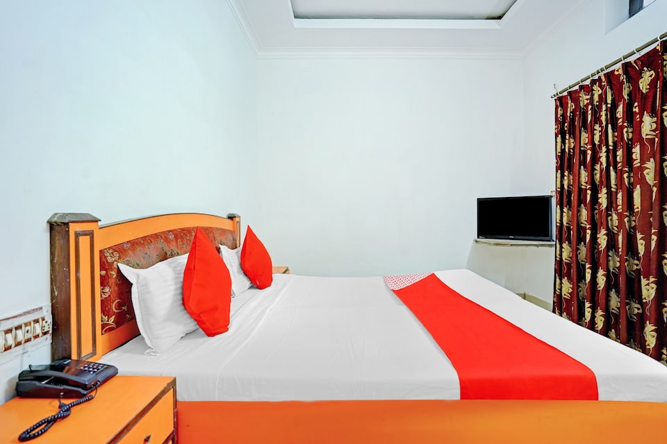 OYO 79510 Hotel Samrat, Dehradun Railway Station, Dehradun