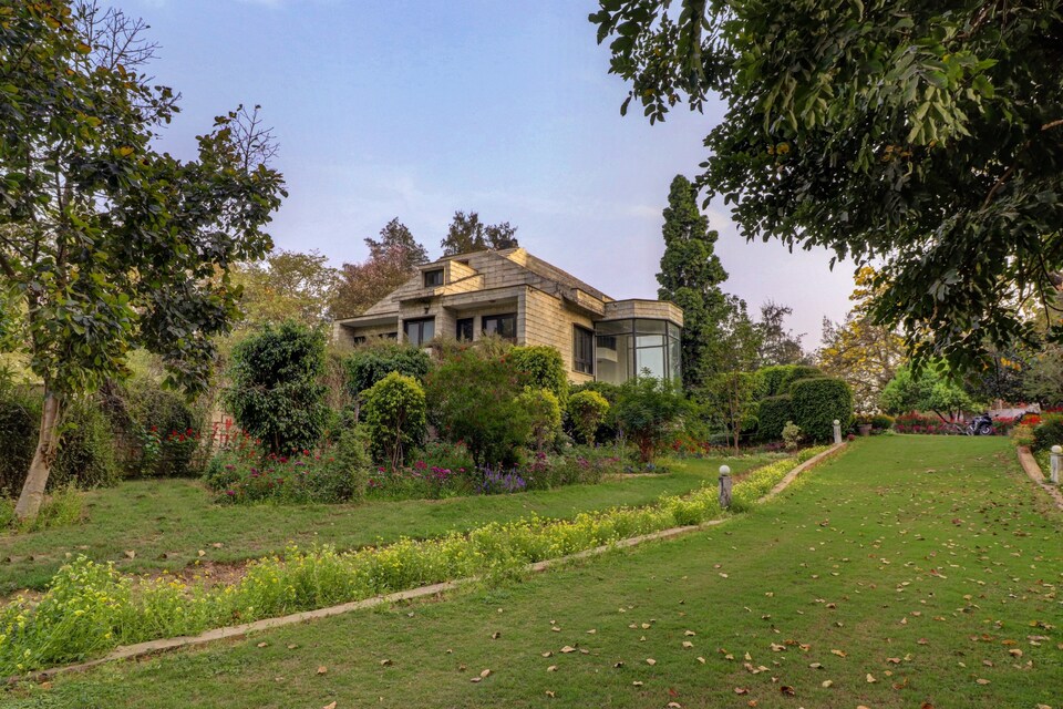 Belvilla 3BHK 5 acre Lavish Farmstay with Bonsai Plantation and Nature walk, Chhatarpur Delhi, Delhi