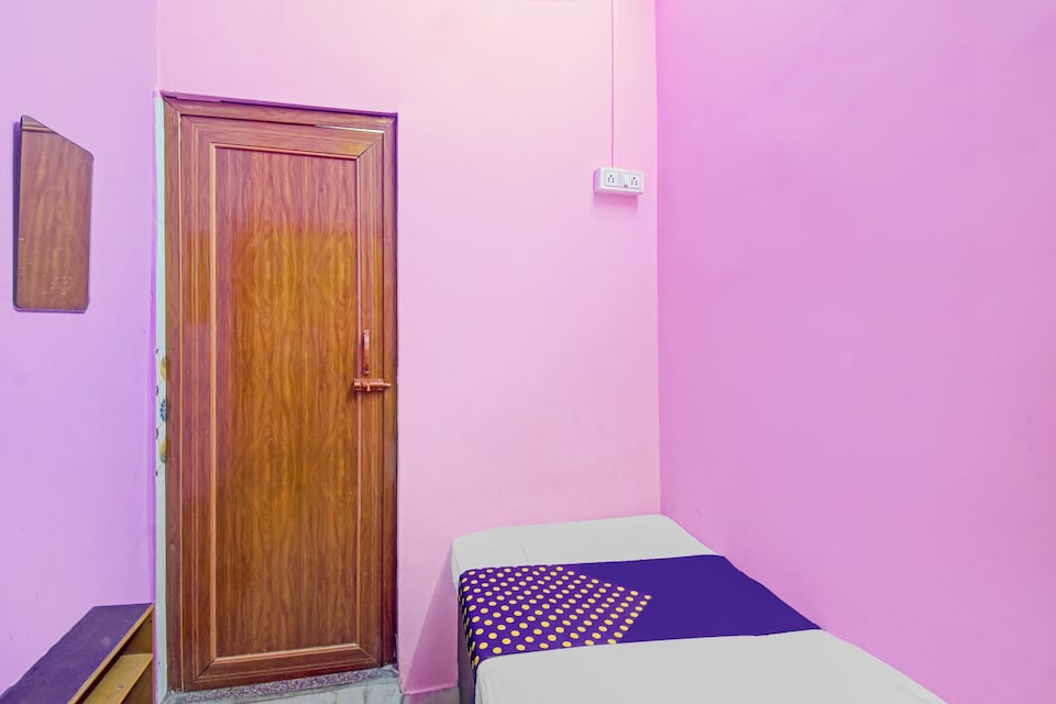 SPOT ON 79678 Sadia P Guest House, Esplanade Kolkata, Kolkata