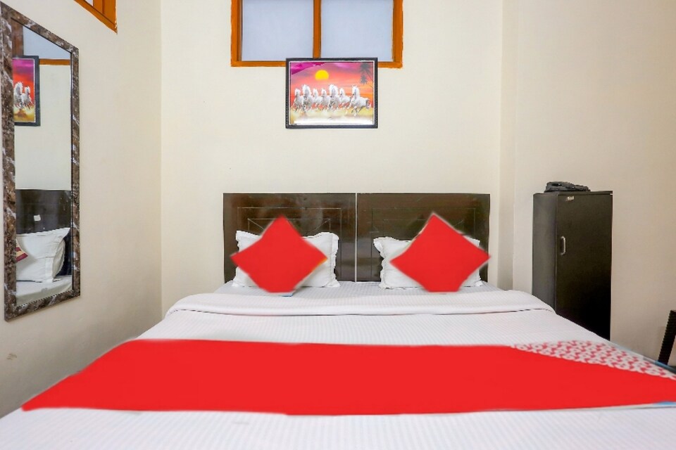 OYO Hotel Perfect Inn Near Rohini Sector 18 Metro Station, Pitampura - Rohini Delhi, Delhi