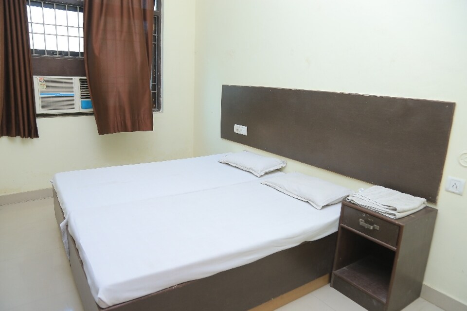 SPOT ON 79716 Amigos Inn, Fatehabad Road, Agra