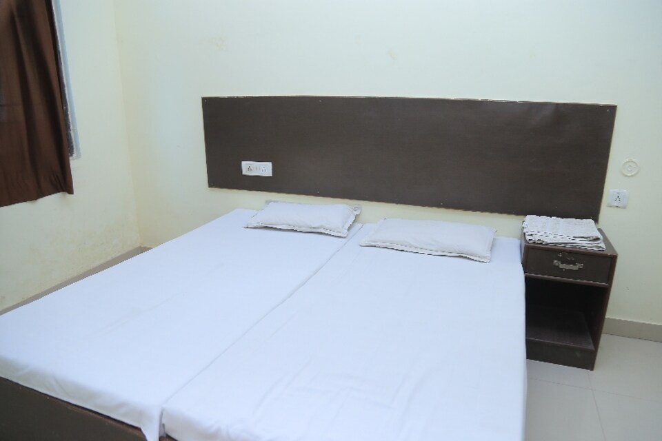 SPOT ON 79716 Amigos Inn, Fatehabad Road, Agra