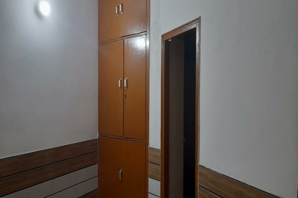 SPOT ON Hotel Satya Palace, Okhla Jasola Delhi, Delhi