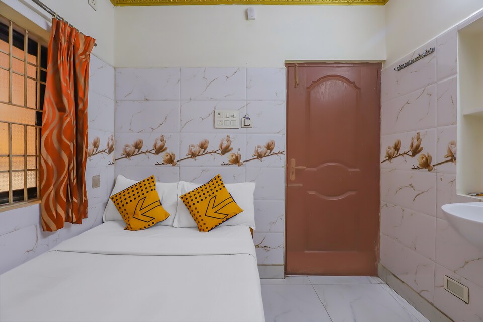 SPOT ON 79771 Golden Lodge, Vadapalani Chennai, Chennai