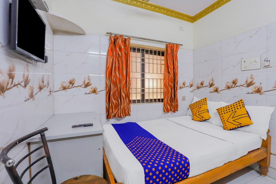 SPOT ON 79771 Golden Lodge, Vadapalani Chennai, Chennai