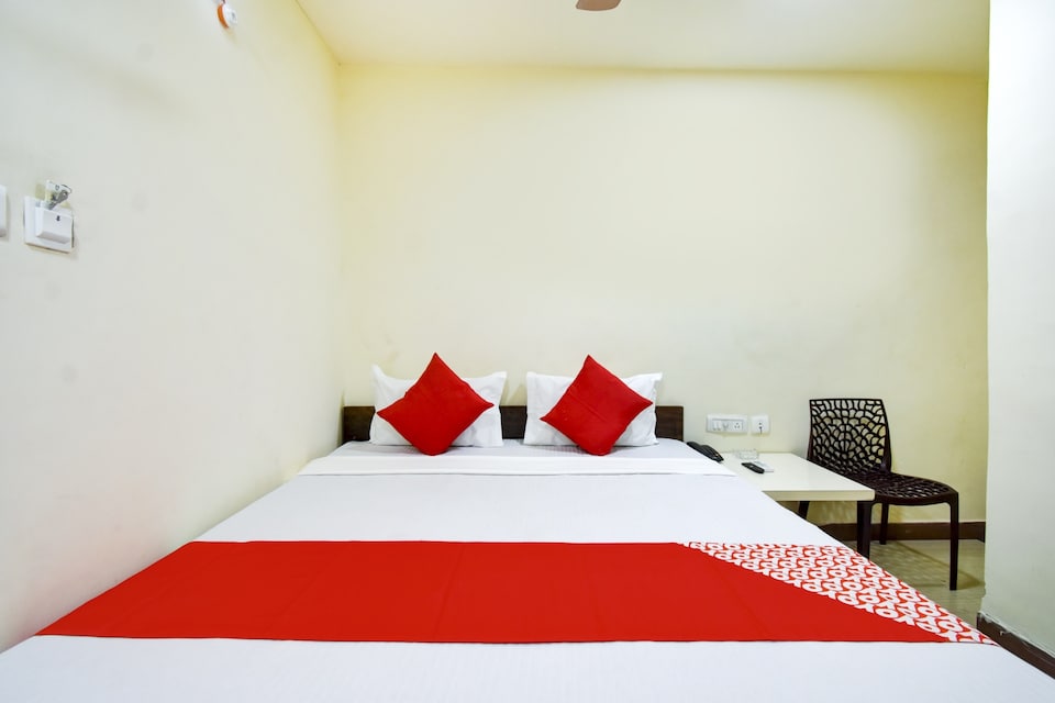 OYO 79793 De City Guest House, Howrah Kolkata, Kolkata