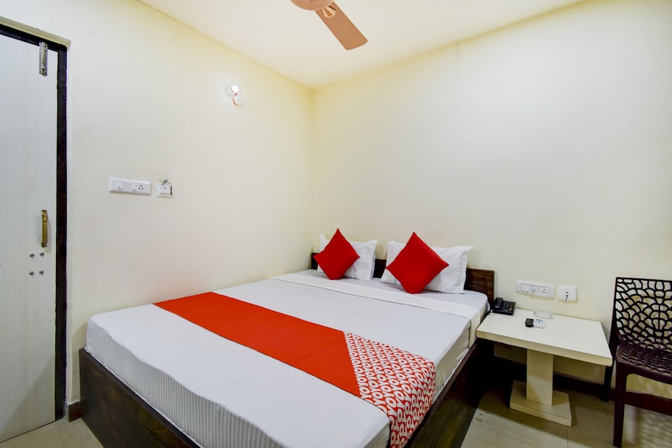 OYO 79793 De City Guest House, Howrah Kolkata, Kolkata