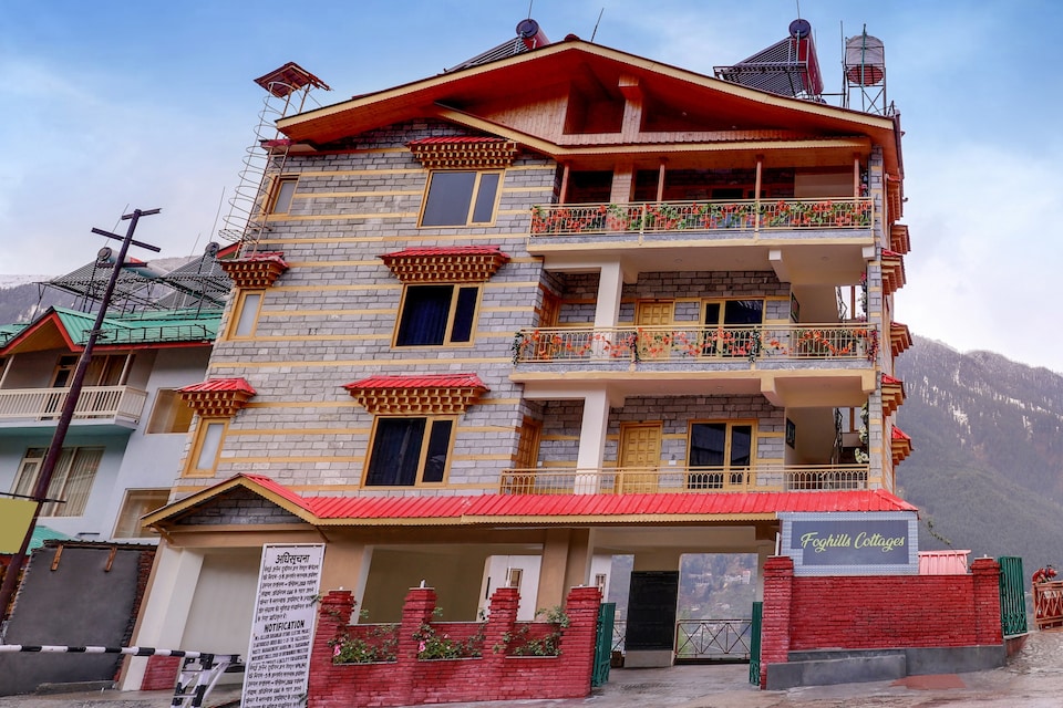Belvilla foghills cottages Base cottage with fire place and mountain view, Naggar Road, Manali