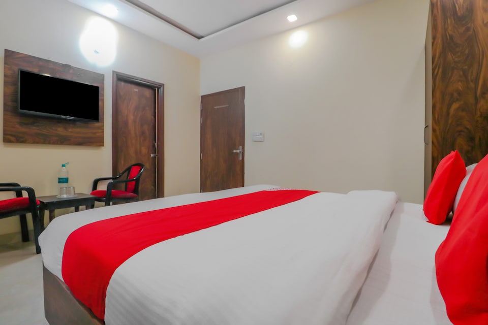 OYO 79929 Flagship Hotel White Rock, Golden Temple Road Amritsar, Amritsar