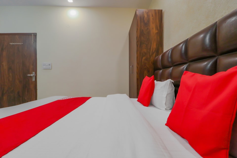 OYO 79929 Flagship Hotel White Rock, Golden Temple Road Amritsar, Amritsar